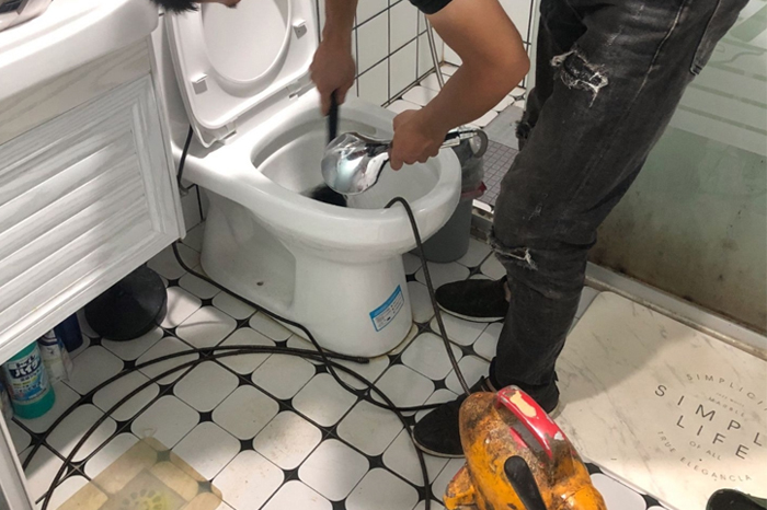 潍坊马桶堵塞自己疏通还是找师傅?专业上门服务让你省时更省心